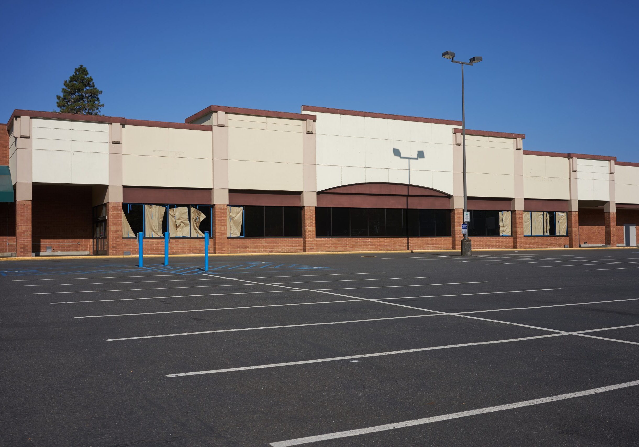 An out-of-business retail place with its empty parking lot in Po